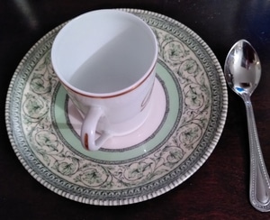 assiette, cuiller et tasse à espresso